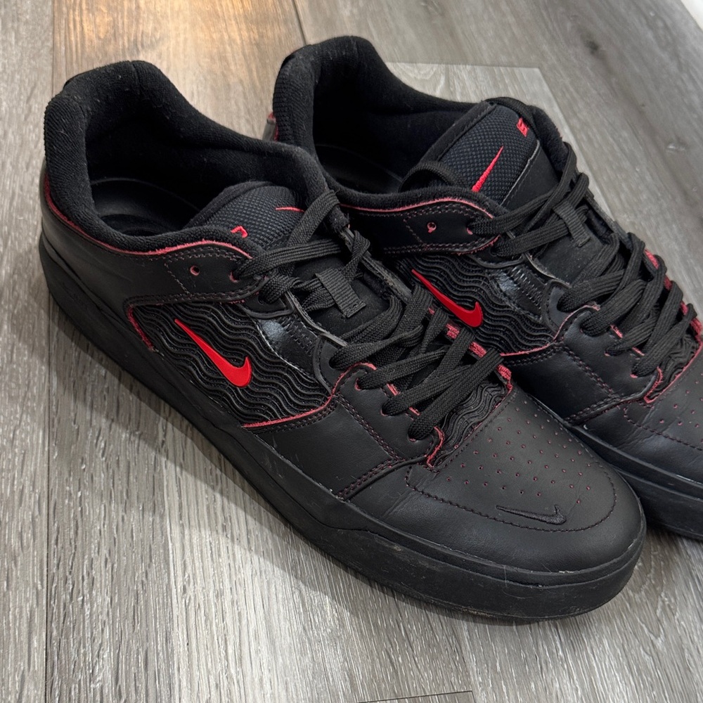 Nike SB Black Ishod Sneakers with Red Accents Low-Top